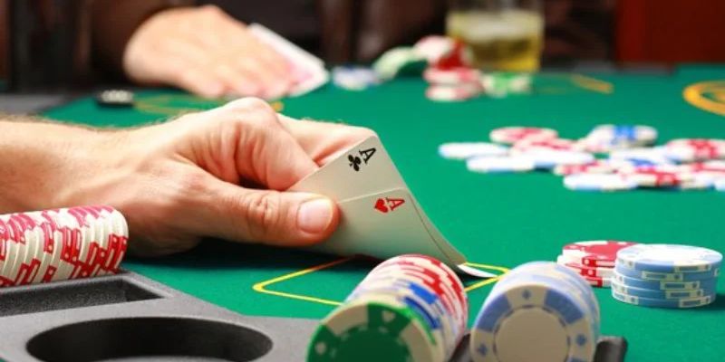 Trong Baccarat Kubet77 cửa Player có tổng 2 lá dưới 5 phải rút thêm 